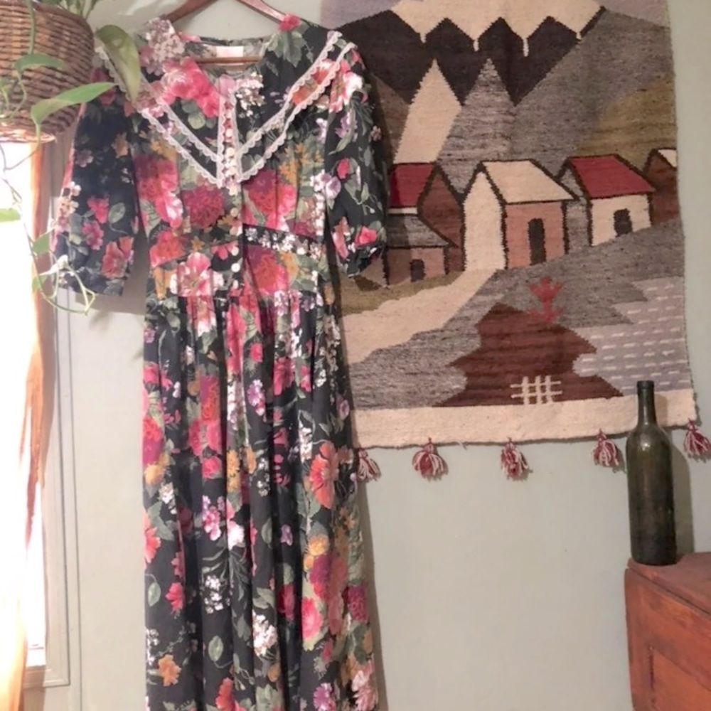 1970s Eber Vintage Floral Collared Dress